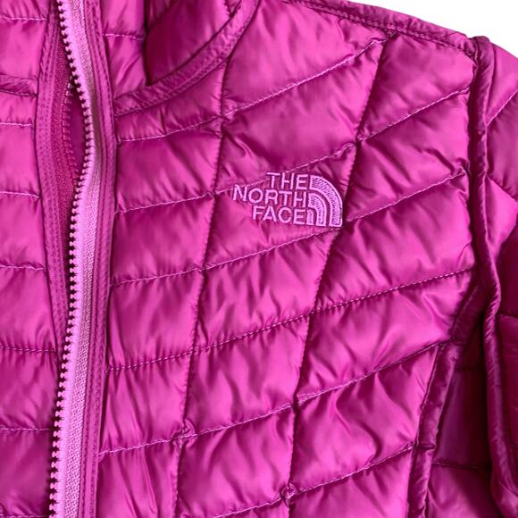 The North Face Girls' Reversible Thermoball Hoodie Jacket - Picture 8 of 15